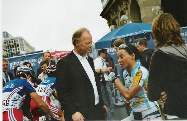 Rudolf Scharping im Gespr�ch mit Teilnehmerin des Weltcuprennens