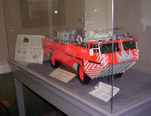 Amphibisches L�sch- und Rettungsfahrzeug der BF Frankfurt/Main